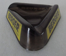Cendrier publicitaire triangulaire Berger Anisette Liqueur en verre fumé marron