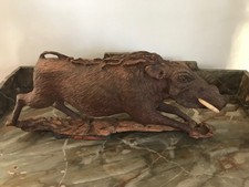 Statue de sanglier en bois