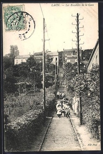 Cpa laon les escaliers la - les, de