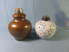 2 PIEDS de LAMPE BERGER ,1 en grès et 1 en faïence mouchetée, noir sur  blanc