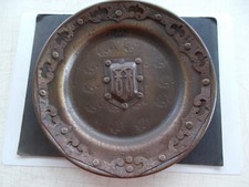 Assiette blason style médiéval, en métal, à suspendre, ancienne vintage rétro.