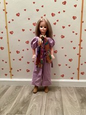 Poupée Cathie BELLA, En Tenue De Présentation Mauve/Foulard/Chaussures. 1979