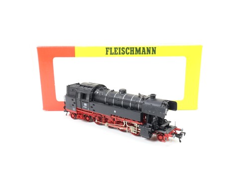 Locomotive vapeur - à,