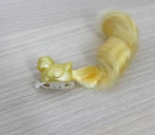 Dame Boucleline Lady Lovely Locks pixietail barrette oiseau jaune curlycrown