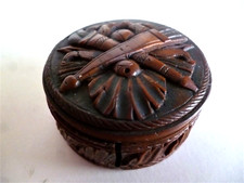 Ancienne boite a pilule mouche