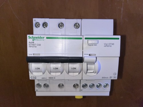 Disjoncteur a9p22732 - disjoncteur,