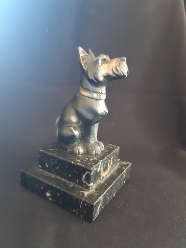 Chien régule sur socle - régule,
