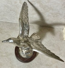 mascotte automobile  bronze argenté  signée Oscar WALDMANN  Mouette sur rocher