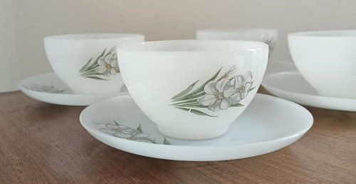 Tasses café et soucoupes - et,
