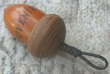 vers 1900 / étui à dé à coudre en bois tourné en forme de gland marqué souvenir