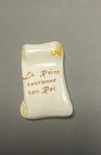 FEVE LA REINE COURONNE SON