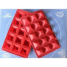 MSPF-034 - MOULE SILICONE 15 PETITS FOURS / MINI PYRAMIDES 29 X 17,5 CM