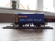 HORNBY 00 GAUGE R727 MCVITIES BISCUITS CLOSED BOX WAGON
