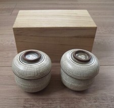 Lot de 2 anciennes tasses à thé japonaises dans un présentoir / boîte de rangement en bois 4862