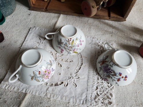 Tasses avec fleurs et - 3,