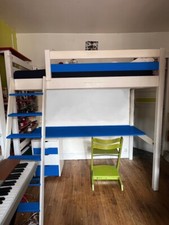 Lit-mezzanine en bois massif avec bureau, meuble tiroirs à roulette et matelas. 