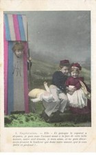 JOUETS #SAN46980 ENFANTS SUR UN BANC AVEC UNE POUPEE