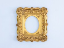 Cadre ancien style Louis XV, bois et stuc doré, ajouré d'ornements rocailles et