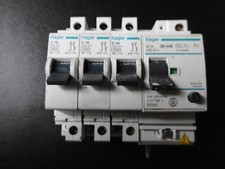 1 INTER.DIFFERENTIEL HAGER 40 A / 30 mA TYPE AC MONO + DISJONCTEURS 