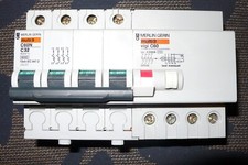 DISJONCTEUR DIFFERENTIEL 4P. TETRAPOLAIRE 32A 30mA COURBE C MERLIN GERIN PC.10KA