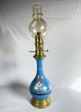 Ancienne lampe à pétrole en opaline bleu et décor polychrome