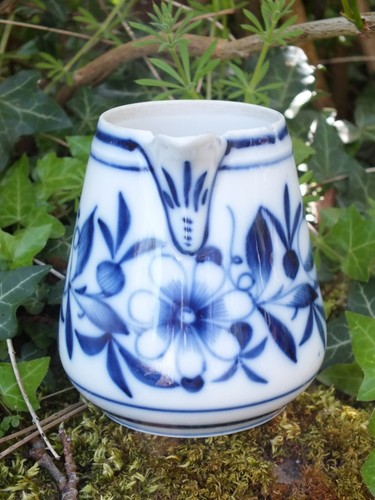 Pichet ancien en porcelaine - +,