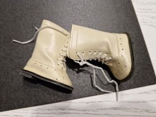BOTTINES BEIGE CLAIR  POUR POUPÉE  7 CM X 3 .5 CM ANCIENNE 