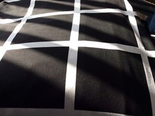 Noir audacieux avec lignes