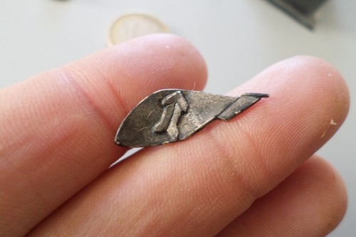 Rare petit badge pin - s, broche