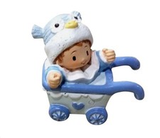 Figurine sujet baptême baby shower en résine- Bébé garçon dans landau bleu