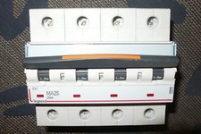 DISJONCTEUR MA25 TETRAPOLAIRE