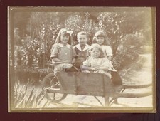 photo ancienne 1900  . enfants qui jouent dans une Brouette