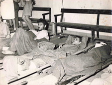 PHOTO PRESSE GUERRE INDOCHINE VIETNAM  1954 RRIVEE DES BLESSES HOPITAL LANESSAN