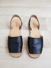 Sandales plates noires, nu pieds à bride bout ouvert, cuir. André. Point.37