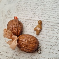 Noix Reliquaire avec Jésus en