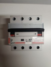 DISJONCTEUR DIFFERENTIEL 4POLES 32A 30mA TYPE AC. TETRA. 32AMPERES LEGRAND 07967