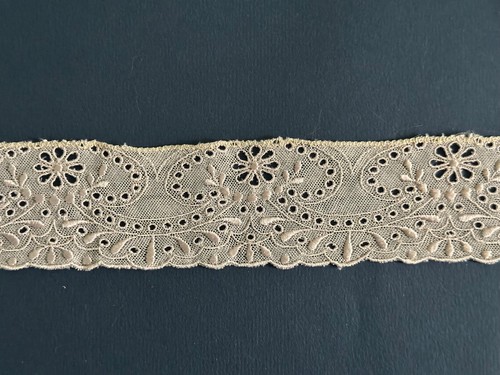 Ancienne dentelle brodée - , sur