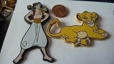  PIN'S  DISNEY /  ALADIN   et   LE ROI LION  /  LOT DE  2  /  PLASTIQUE