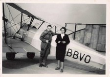 ANCIENNE PHOTOGRAPHIE ~1950 UN PILOTE SA FEMME ET SON AVION