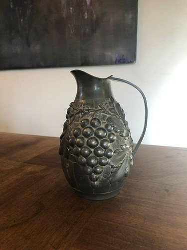 Pichet étain décor de - a,