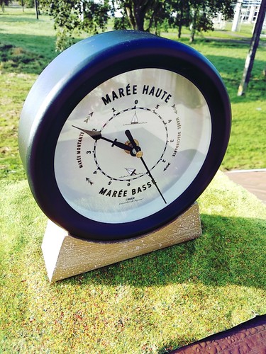Horloge des marées sur - , socle