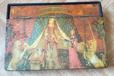 ÉCRITOIRE ANCIEN EN BOIS AVEC UN MOTIF RELIGIEUX