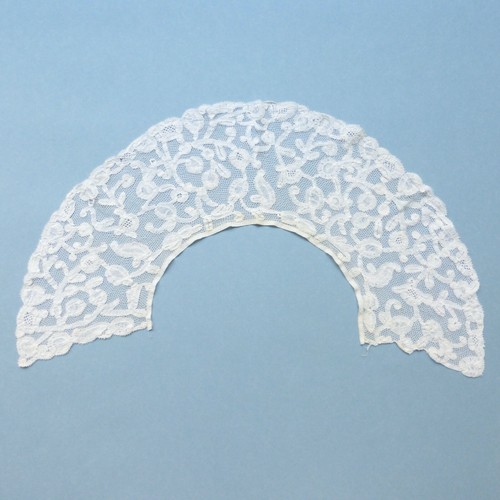Dentelle ancienne large col - -,