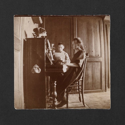 Fille joue piano maison frère
