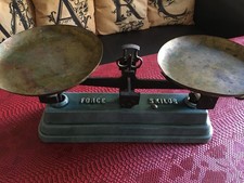 Très ancienne balance de 40 cm émaillé vert force 5 kilos, en bon état, plateaux