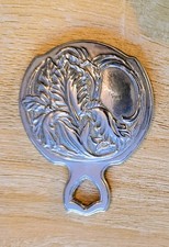 Miroir à main Art nouveau, métal argenté orné d'un motif fleur d'iris en relief
