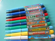 Stylos à image mobile. Stylos souvenir. Lot de 23 stylos à image mobile.
