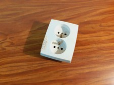 Prise double 2 pôles + T LEGRAND sur boîte d'encastrement simple réf 53362