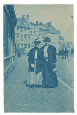 Deux femmes belle tenue en
