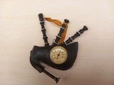 Cornemuse miniature en cuir et bois à suspendre mesurant 13 cm X 15 cm